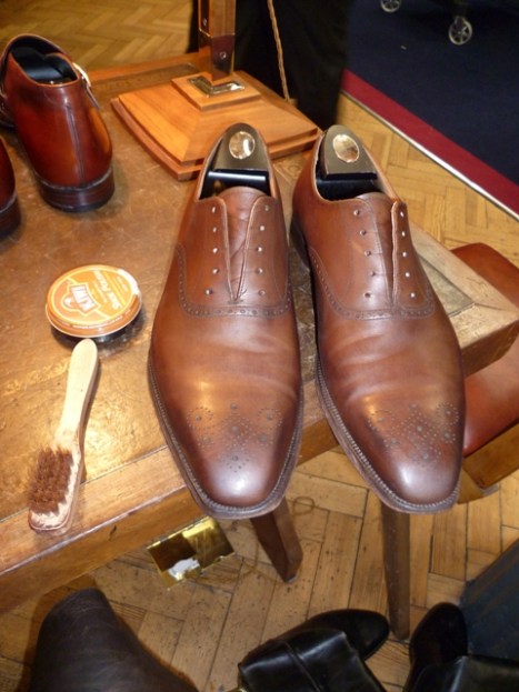 Bảo quản giày da: Bí quyết đánh cho giày cũ cũng phải mới