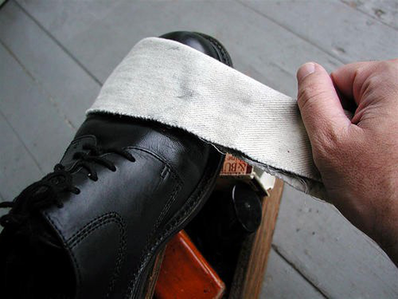 Cách bảo quản giày da nam trong mùa mưa